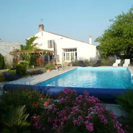 別荘 Maison Adorable, Avec Piscine. 15 Mn La Rochelle. *